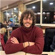 Studente di economia e finanza impartisce lezioni di matematica base a studenti di liceo